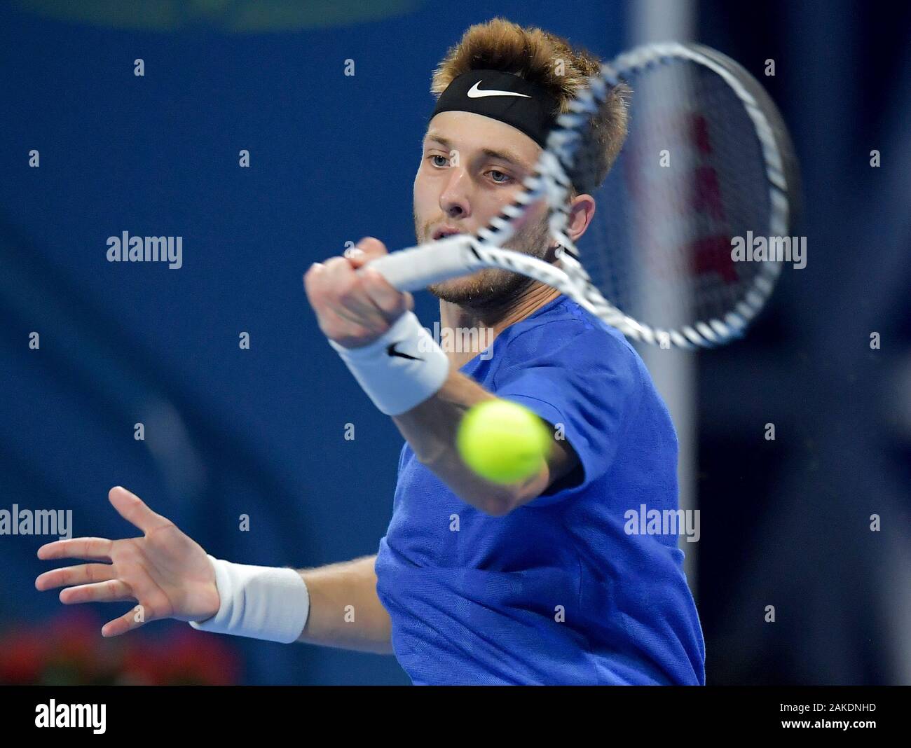 Doha in Qatar. Gen 8, 2020. Corentin Moutet di Francia restituisce la sfera durante il secondo turno match tra Milos Raonic del Canada e Corentin Moutet della Francia al ATP Qatar Open Tennis Tournament a Doha, in Qatar, 8 gennaio, 2020. Credito: Nikku/Xinhua/Alamy Live News Foto Stock