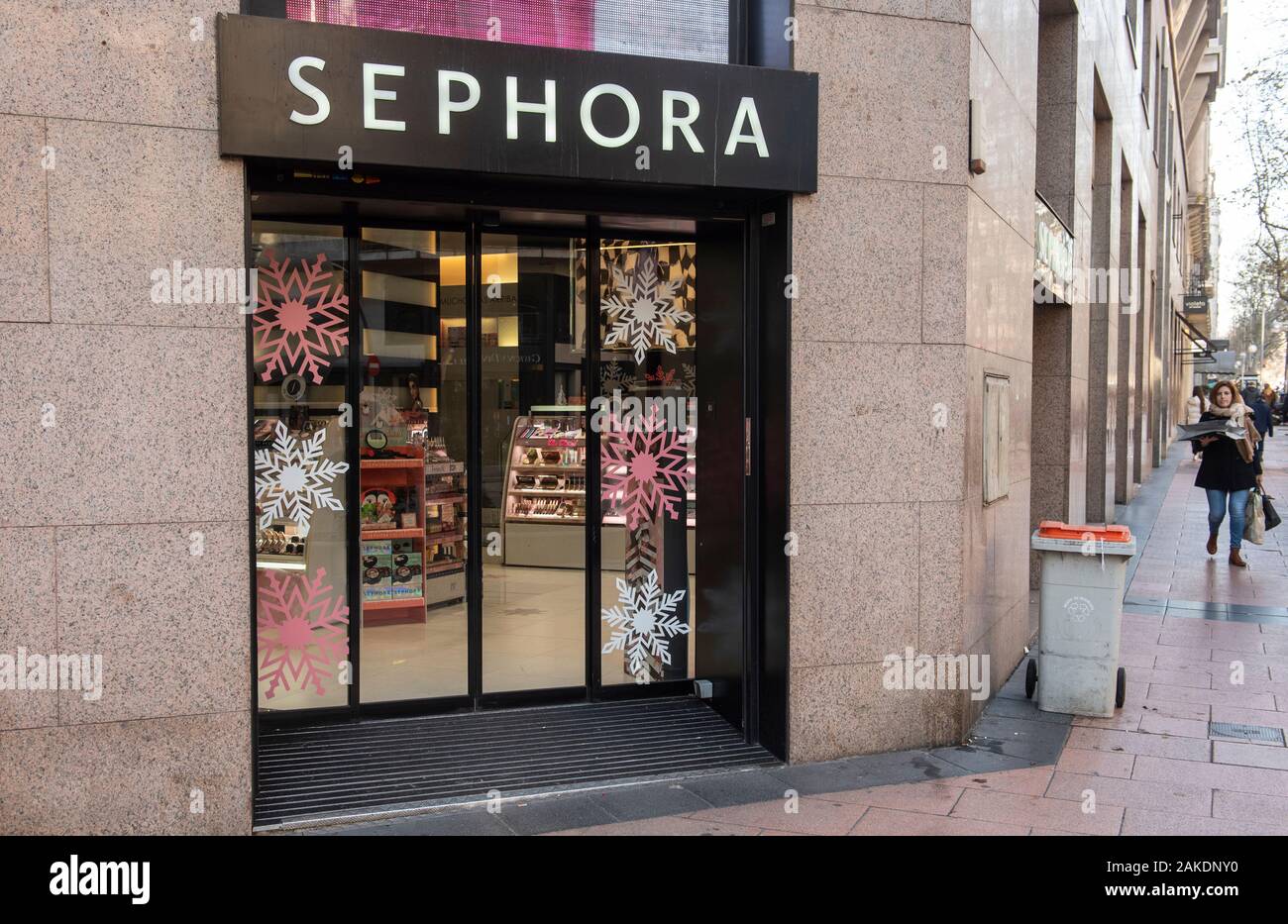 Un ramo della multinazionale francese la cura e la bellezza del marchio retail Sephora visto in Spagna. Foto Stock