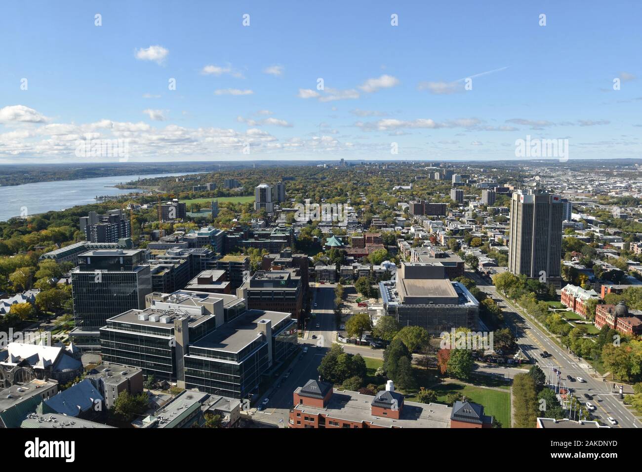 Vista sulla città di Quebec, sul fiume Saint Laerenence e sulle aree circostanti dall'Observatoire de la capitale, Ville de Quebec, Quebec, Canada Foto Stock