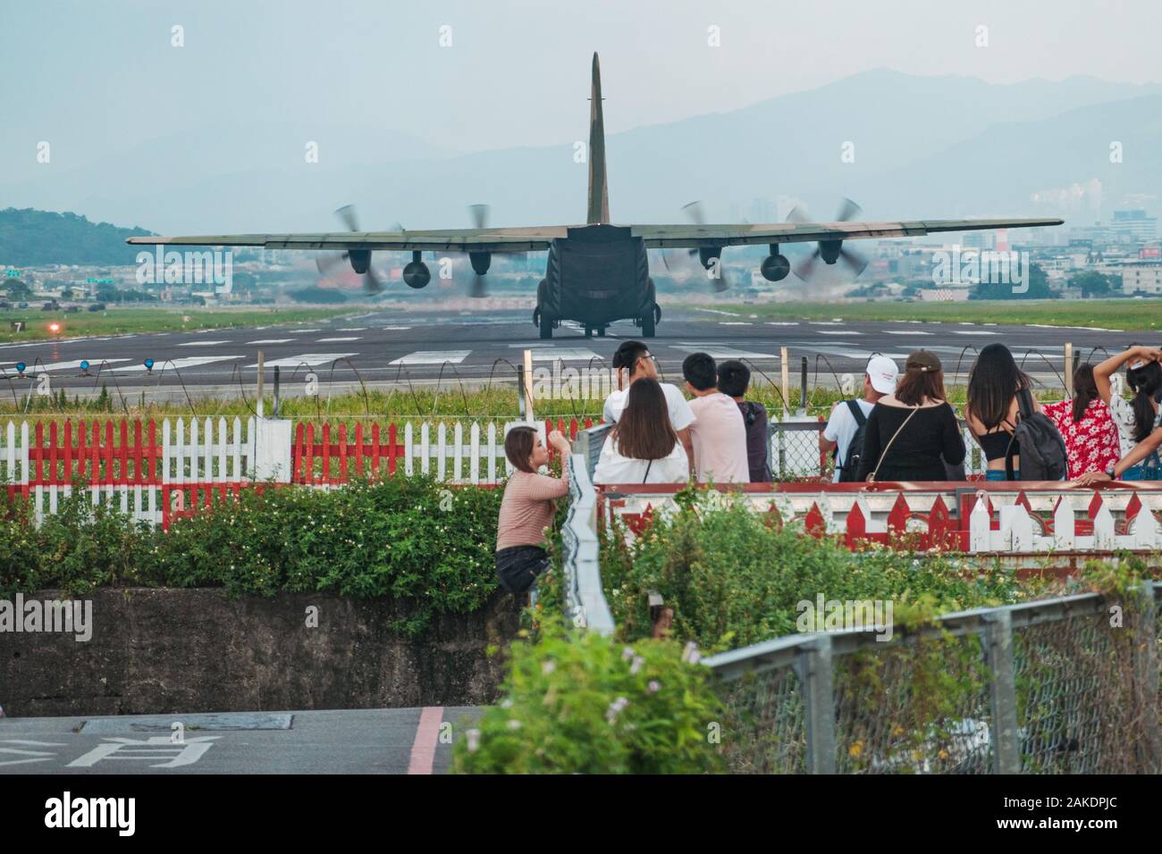 Una folla guarda come un aereo da carico della Repubblica della Cina Air Force Hercules C-130H si prepara per il decollo dall'Aeroporto di Songshan Foto Stock