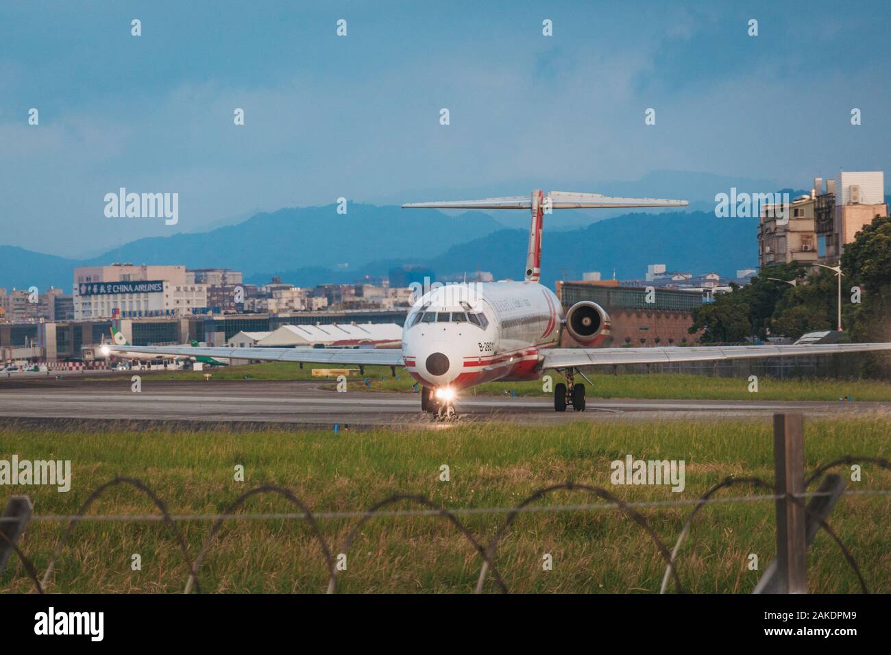 Un'unità di trasporto aereo del far Eastern MD-82 si prepara a partire dall'aeroporto di Songshan. La compagnia aerea è ora defunta Foto Stock