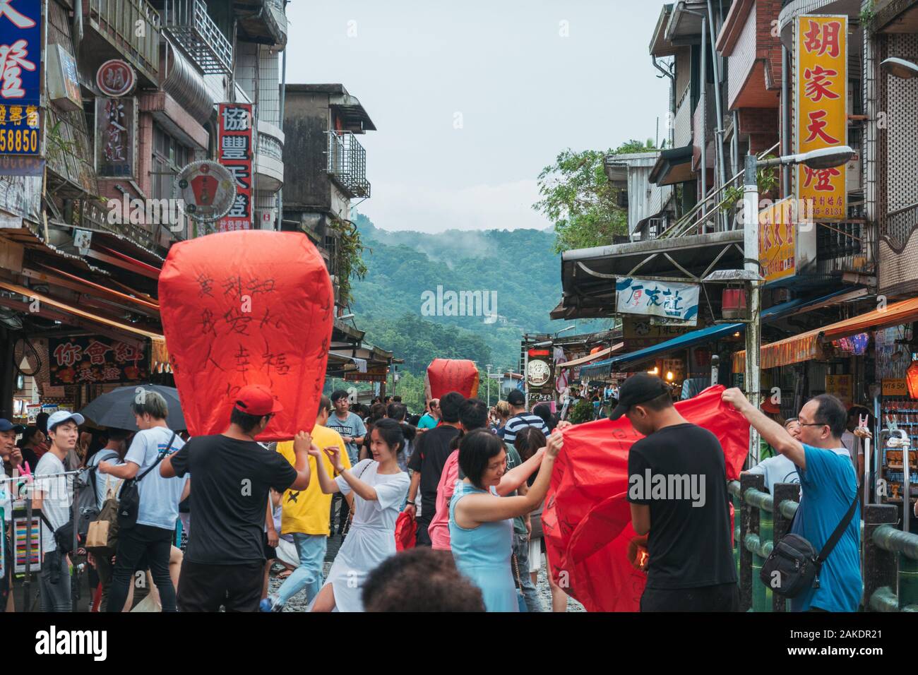 I turisti lanciano lanterne antincendio da Shifen Old Street, nel distretto di Pingxi, Taiwan Foto Stock