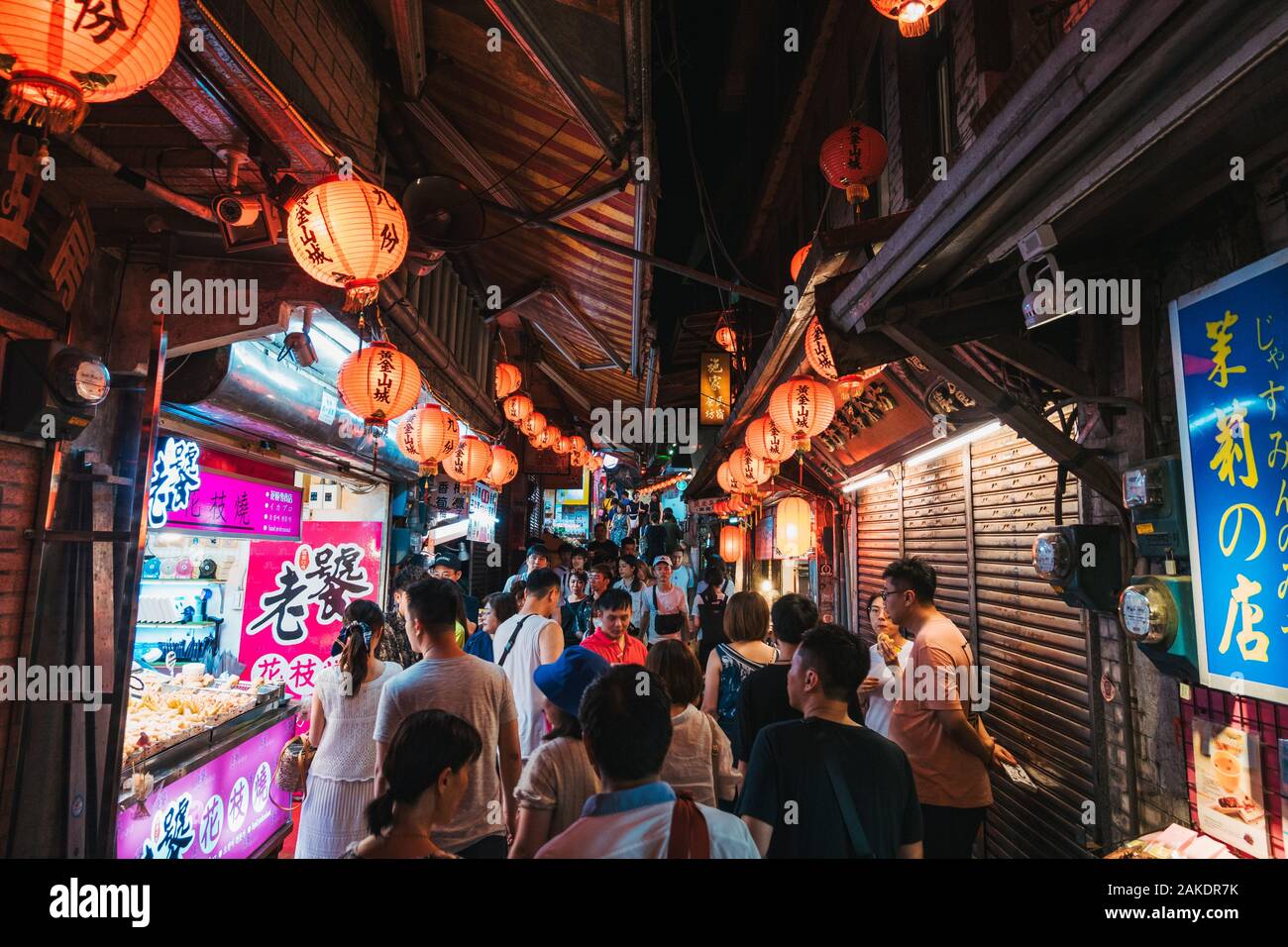 Le lanterne si trovano lungo le strette strade del mercato di Jiufen Old Street, una popolare destinazione turistica vicino a Taipei, Taiwan Foto Stock