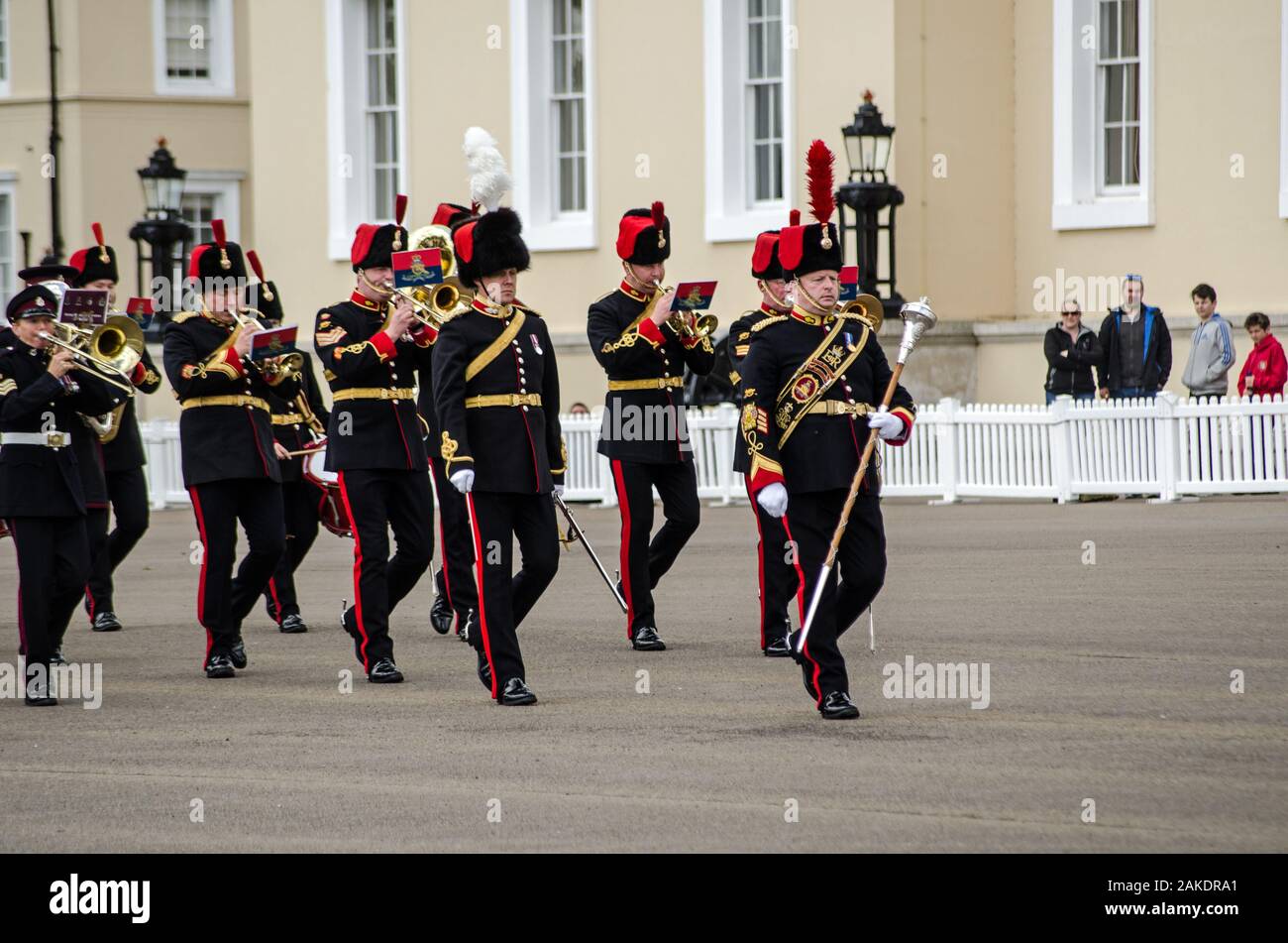 Sandhurst, Berkshire, Regno Unito - 16 Giugno 2019: grande tamburo leader della Royal Artillery Band in una performance presso il famoso Sandhurst Accademia Militare di BER Foto Stock