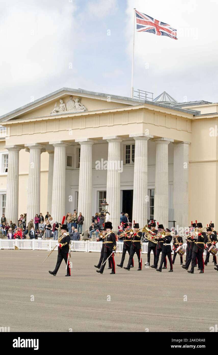 Sandhurst, Berkshire, Regno Unito - 16 Giugno 2019: gli spettatori sui gradini del vecchio collegio guardando la performance della Royal Artillery Band presso la storica Sa Foto Stock