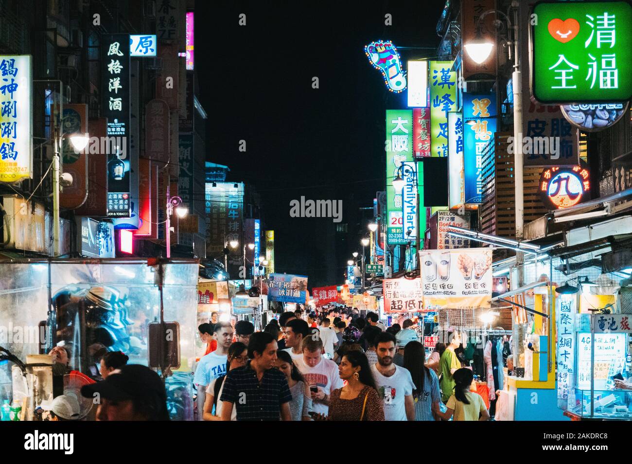 Il mercato Notturno di Guangzhou Street vive di notte a Taipei, Taiwan Foto Stock