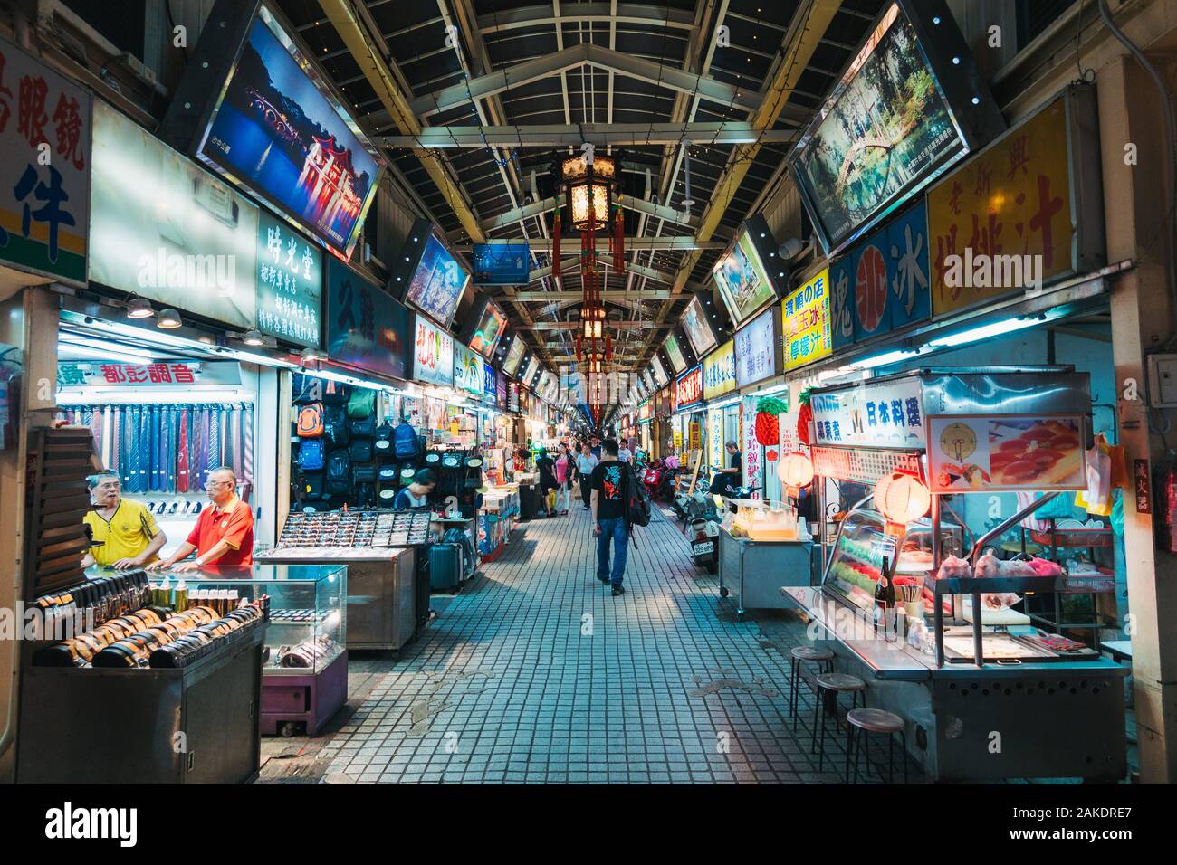 Negozi in un po 'tranquillo e vuoto Huaxi Street Night Market, alla chiusura, Taipei, Taiwan Foto Stock