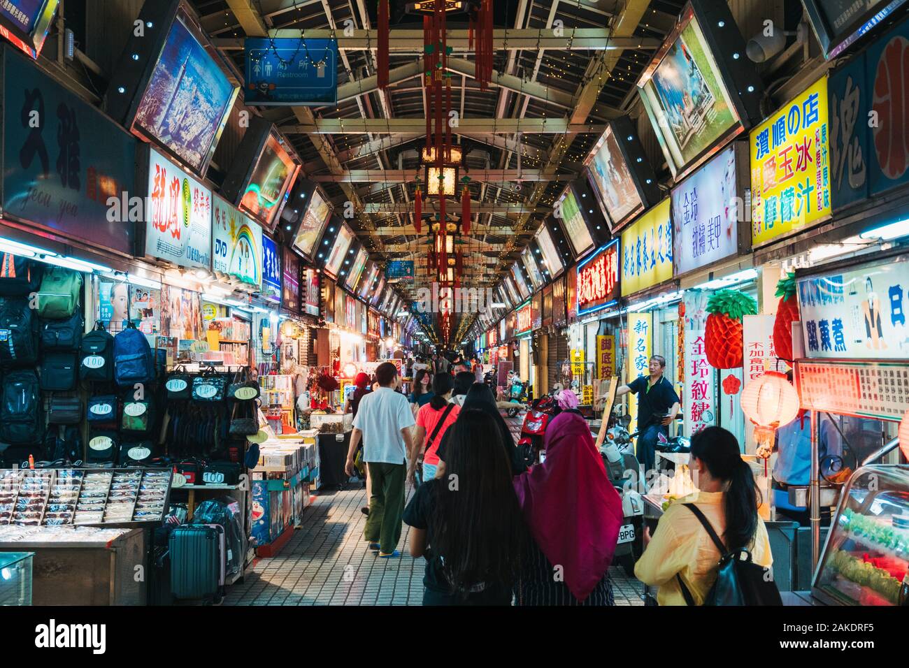 I turisti musulmani camminano attraverso un tranquillo e vuoto Huaxi Street Night Market, all'orario di chiusura, Taipei, Taiwan Foto Stock