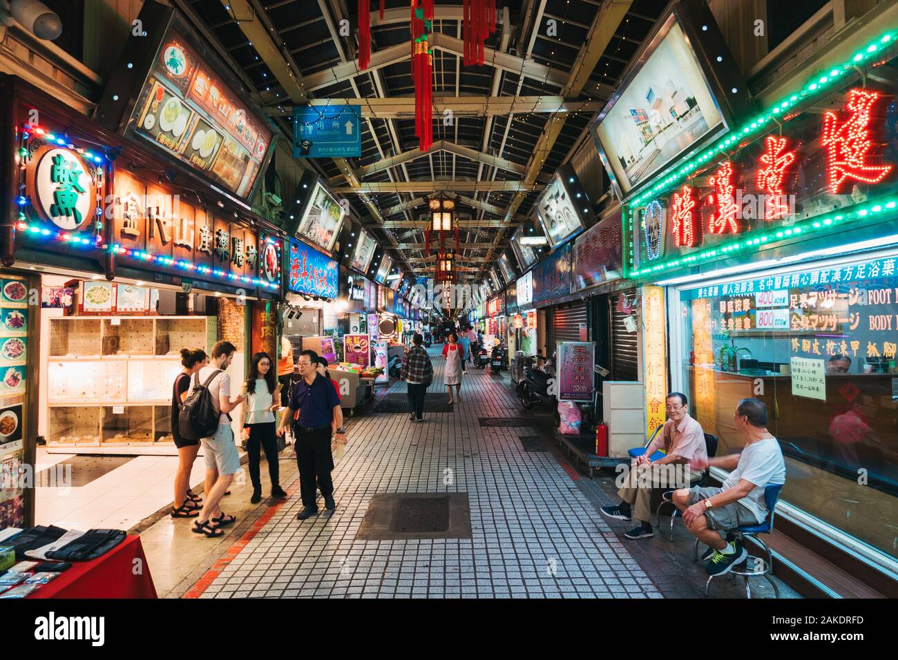 Un mercato Notturno Huaxi Street piuttosto tranquillo e vuoto, all'orario di chiusura, Foto Stock