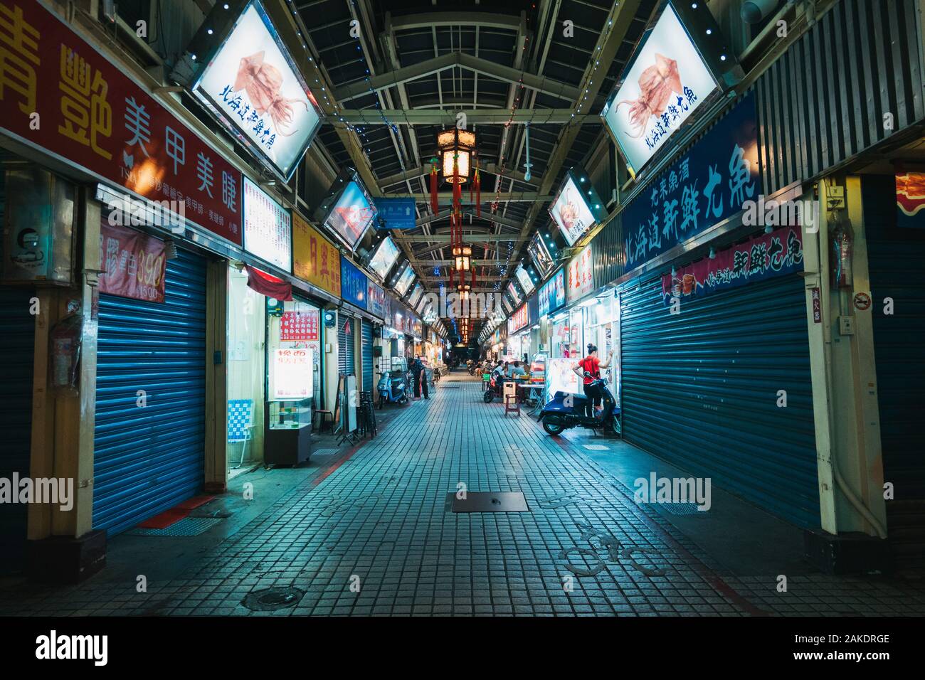 Un po 'tranquillo e vuoto Huaxi Street Night Market, all'orario di chiusura. Alcuni negozi sono già stati chiusi Foto Stock