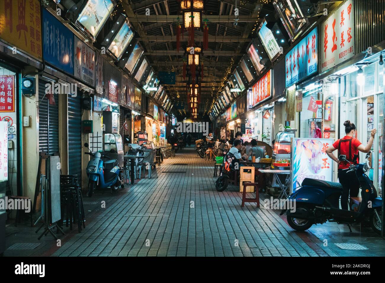 Un po 'tranquillo e vuoto Huaxi Street Night Market, all'orario di chiusura. Alcuni negozi sono già stati chiusi Foto Stock