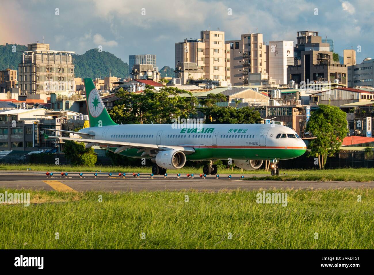Un Airbus A321 EVA Air si allinea per il decollo in una serata di sole all'Aeroporto Songshan di Taipei Foto Stock