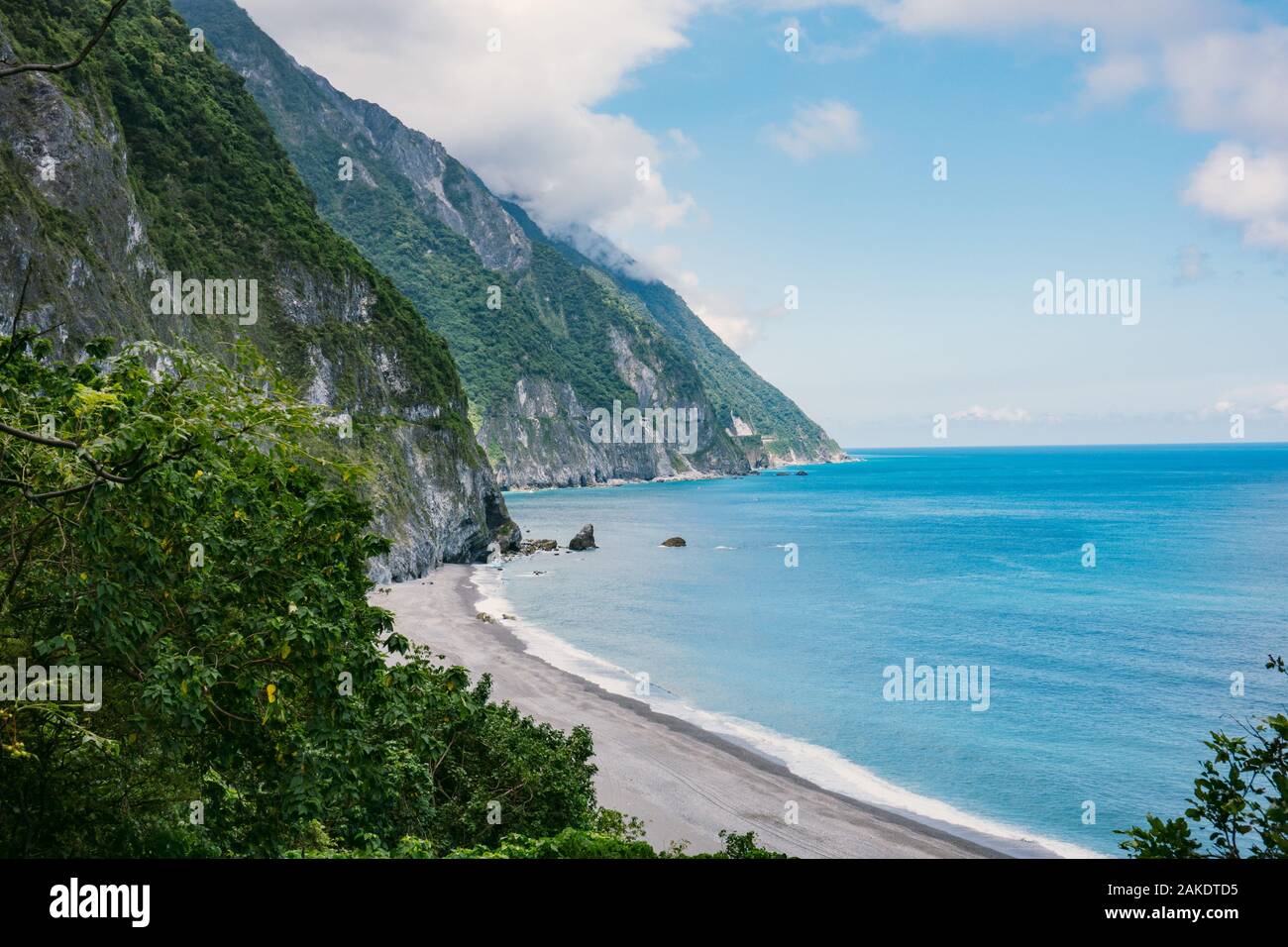La ripida faccia costiera di Qingshui Cliff, vista dalla strada costiera vicino al Parco Nazionale di Taroko, Taiwan Foto Stock