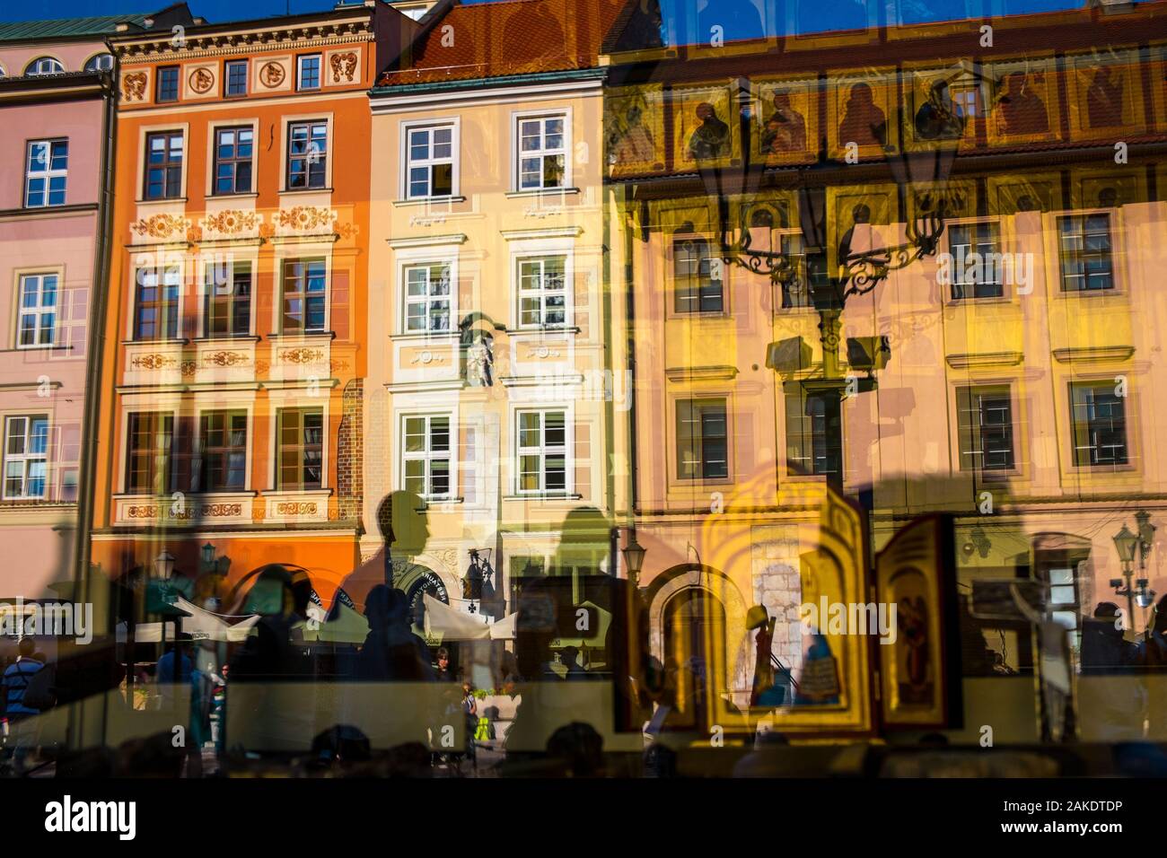 Le facciate colorate della casa si riflettono in una finestra sul fronte dello shopping, Cracovia, Polonia Foto Stock