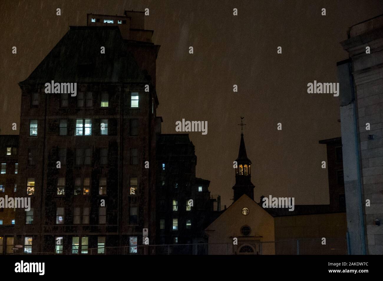 Bufere di neve di notte outsid l'Hotel-Dieu e Monastere des Augustines, Québec, Canada Foto Stock