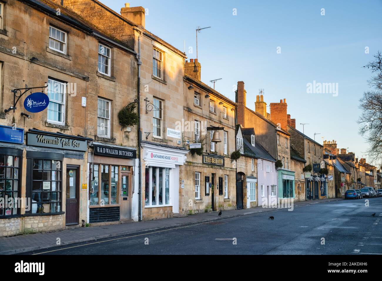 Moreton in Marsh high street nel giorno di Natale del mattino, Cotswolds, Gloucestershire, Inghilterra Foto Stock