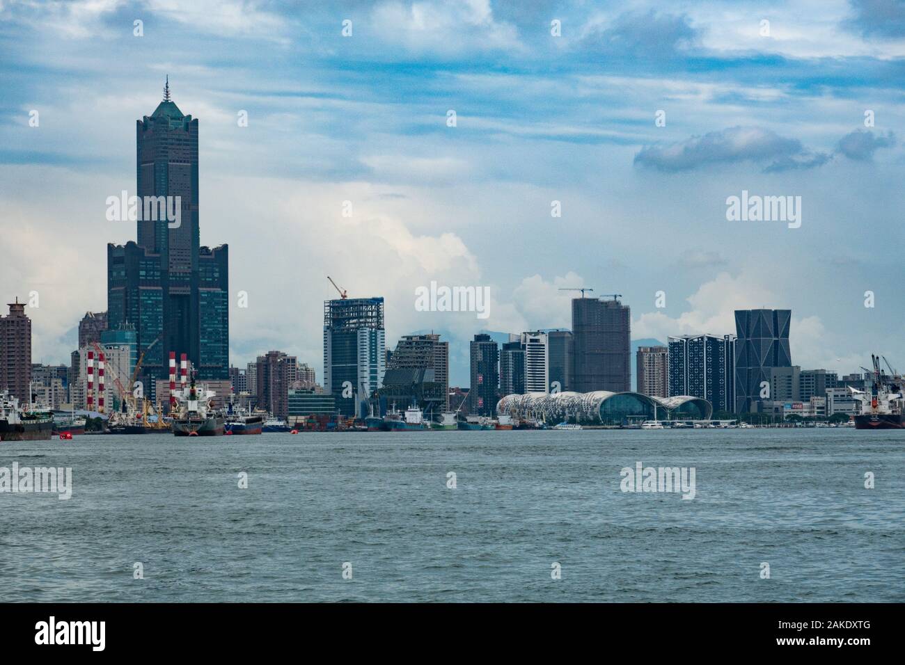 Guardando indietro attraverso il porto al CBD di Kaohsiung città da Qijin Isola, Taiwan. L'edificio più alto visibile è 85 Sky Tower Foto Stock