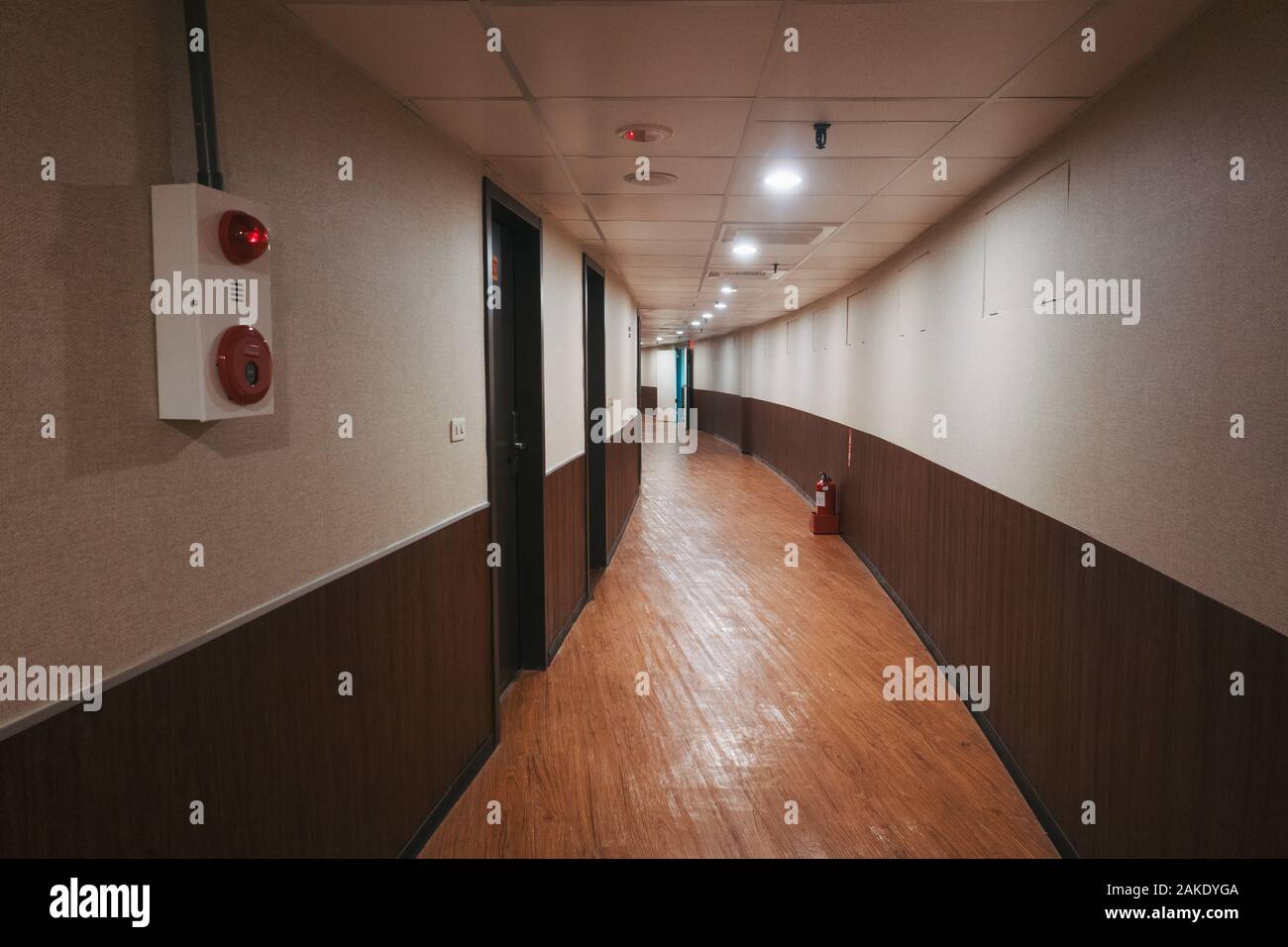 Il corridoio vuoto nel estremamente basso bilancio Tie Dao Hotel, nella città di Tainan, Taiwan Foto Stock