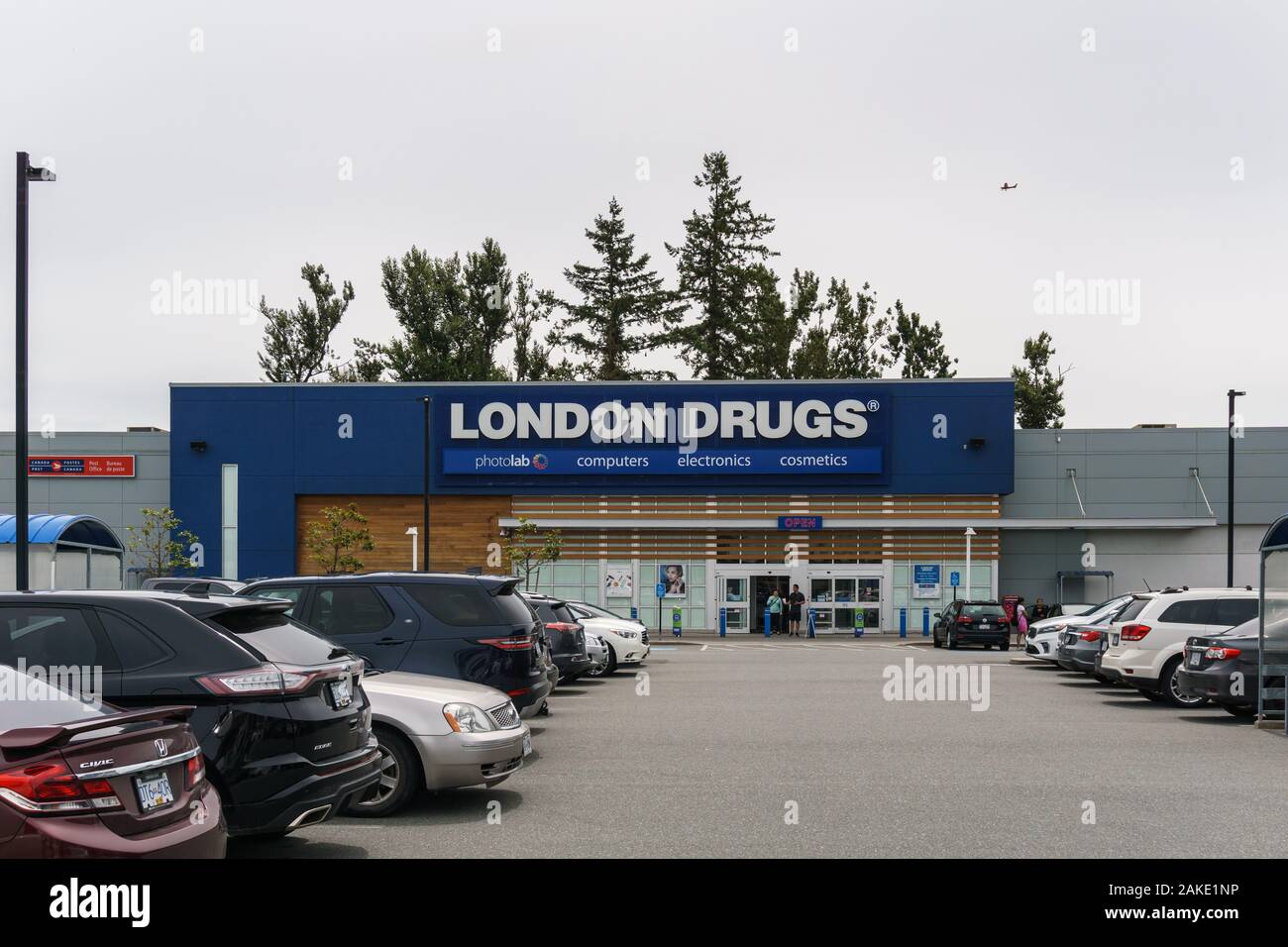 ABBOTSFORD, CANADA - 9 GIUGNO 2019: Centro commerciale nel centro città con negozi, banche e parcheggi. Foto Stock