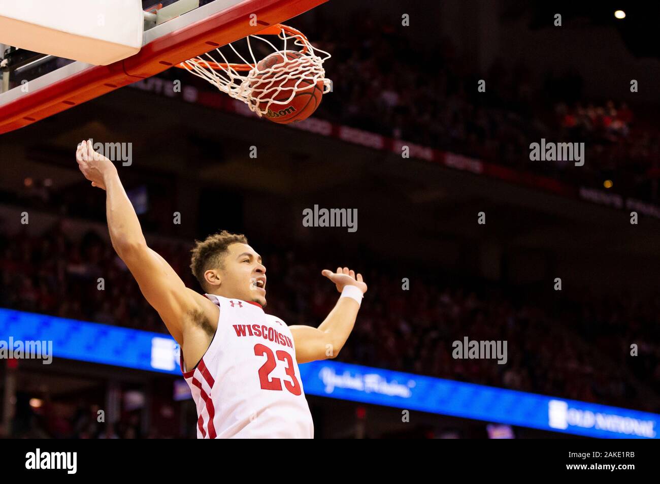 Madison, WI, Stati Uniti d'America. Gen 8, 2020. Wisconsin Badgers guard Kobe re #23 reagisce dopo rigature durante il NCAA pallacanestro tra l'Illinois Fighting Illini e Wisconsin Badgers a Kohl Center a Madison, WI. John Fisher/CSM/Alamy Live News Foto Stock