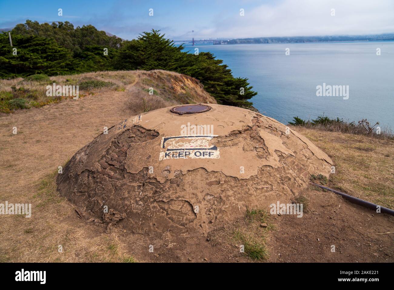 Sbriciolare la II Guerra Mondiale era letto a castello affacciato sul Golden Gate Bridge Foto Stock