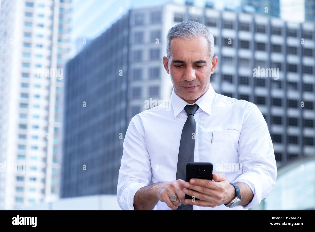 Stock Trader, investitore, imprenditore preoccupato in guerra commerciale news e deluso dalla perdita del mercato azionario dopo il controllo del portafoglio di investimento sul cellulare Foto Stock