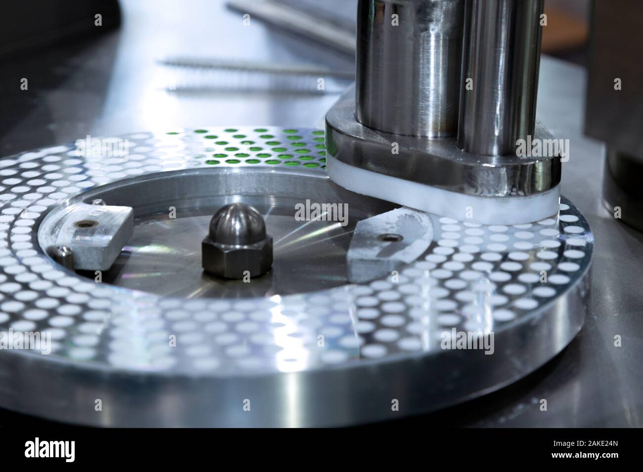 Capsula verde medicina pillola in una linea di produzione di medicina macchina riempitrice a pharmaceutical manufacturing factory. La tecnologia medica e industr Foto Stock