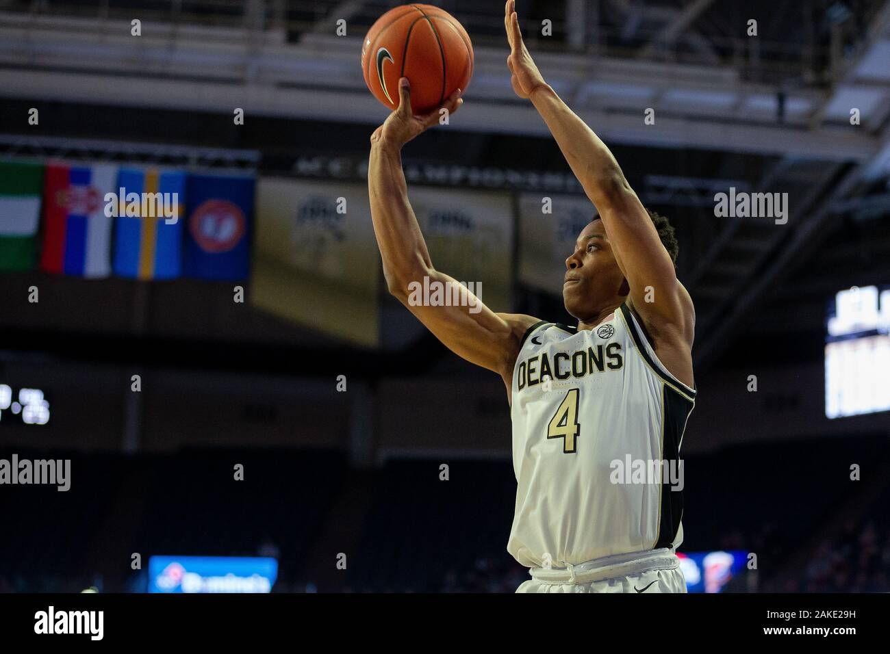 Winston-Salem, NC, Stati Uniti d'America. Gen 8, 2020. Wake Forest Demon diaconi guard Jahcobi Neath (4) germogli da l'angolo per tre punti di ACC Matchup LJVM al Colosseo in Winston-Salem, NC. (Scott Kinser/Cal Sport Media). Credito: csm/Alamy Live News Foto Stock