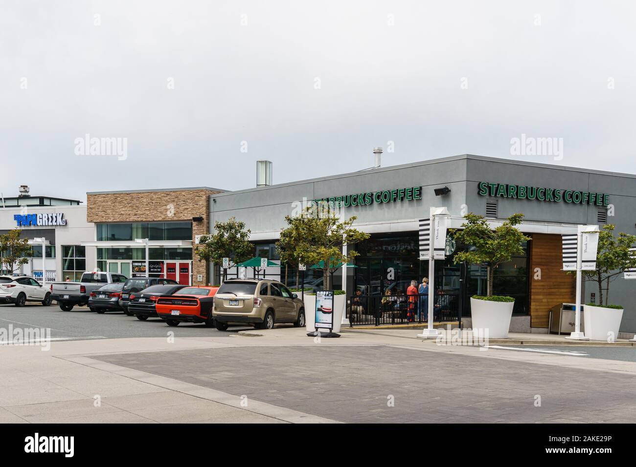 ABBOTSFORD, CANADA - 9 GIUGNO 2019: Centro commerciale nel centro città con negozi, banche e parcheggi. Foto Stock