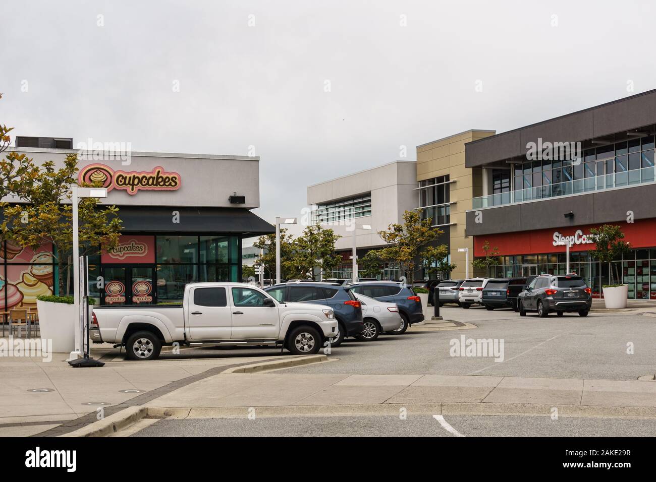 ABBOTSFORD, CANADA - 9 GIUGNO 2019: Centro commerciale nel centro città con negozi, banche e parcheggi. Foto Stock