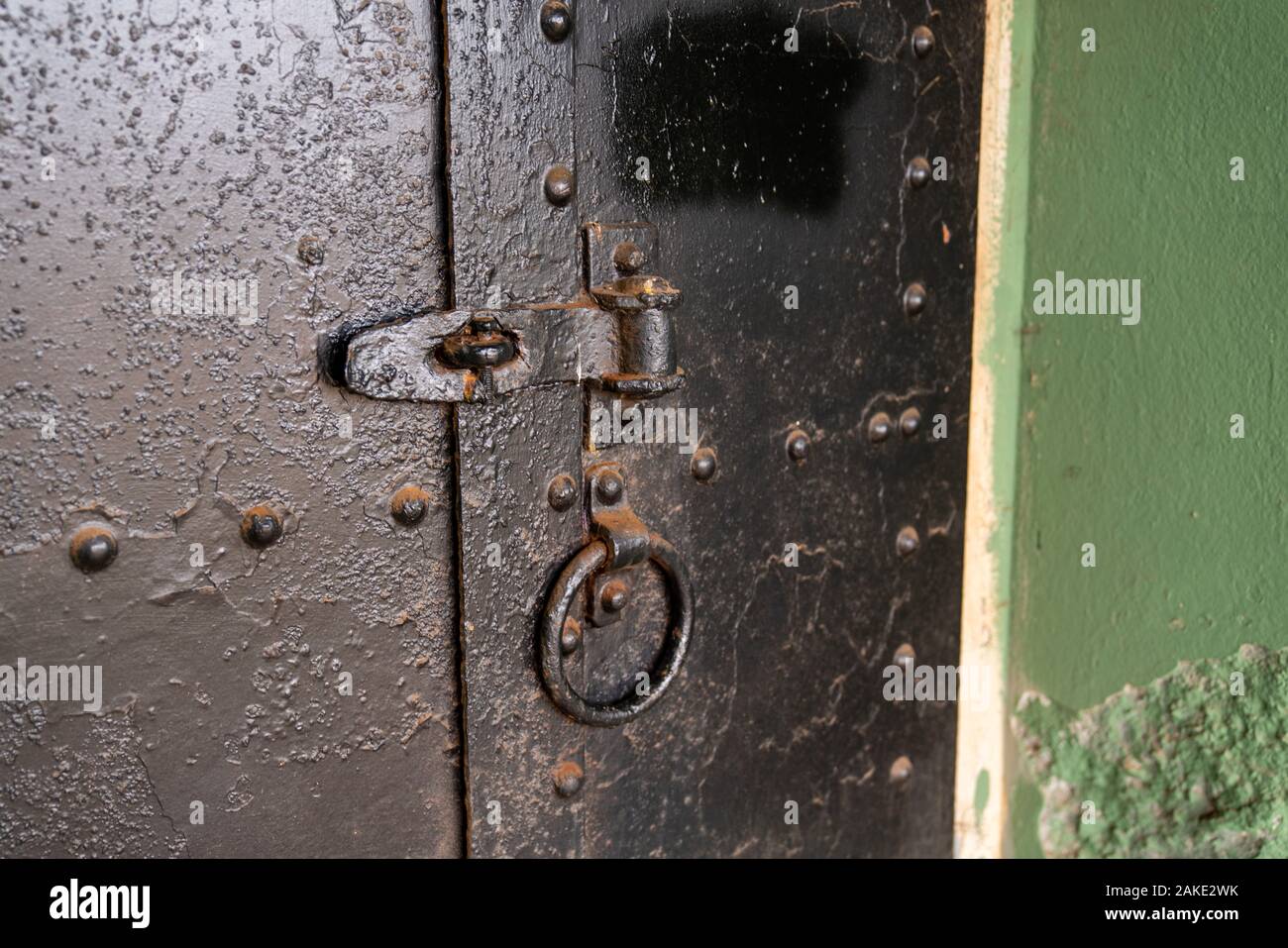 Circolare vecchia maniglia della porta su spessore fissato con sportello in acciaio Foto Stock