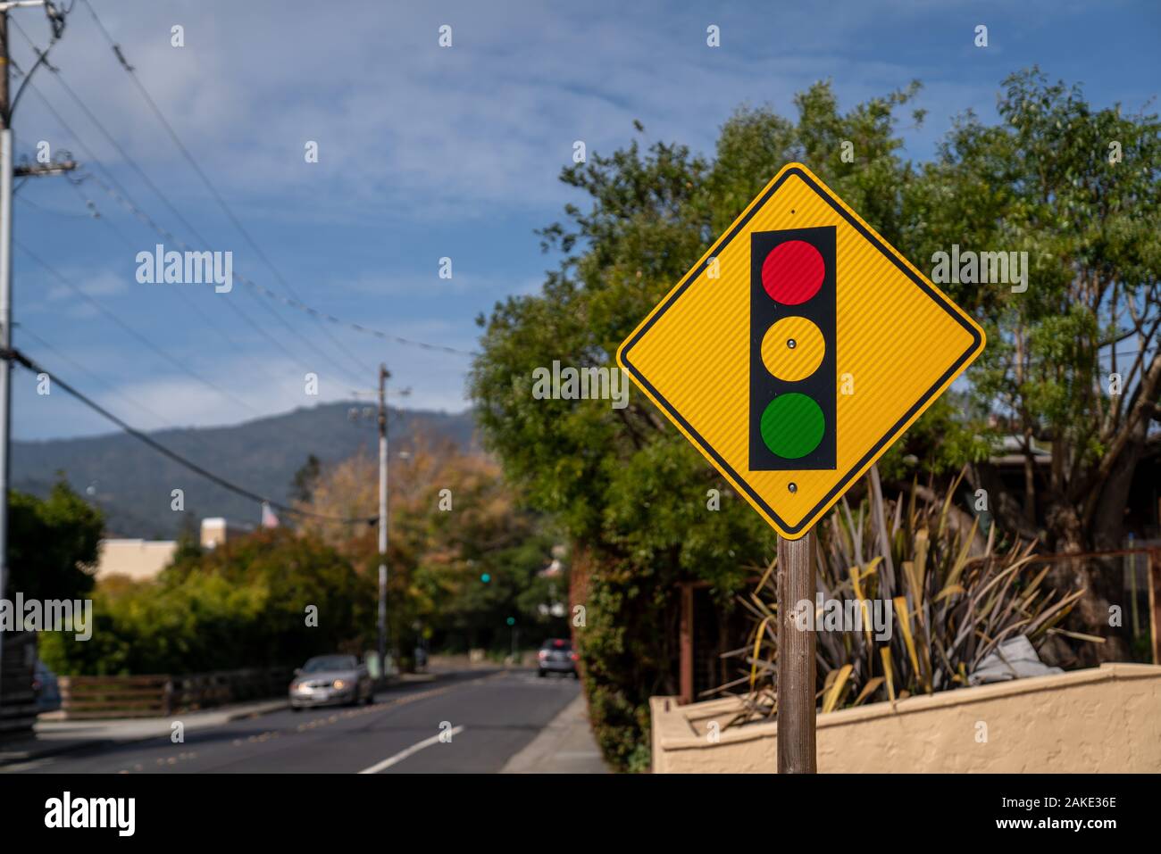Rosso Verde Giallo semaforo cartello segnaletico a lato strada Foto Stock