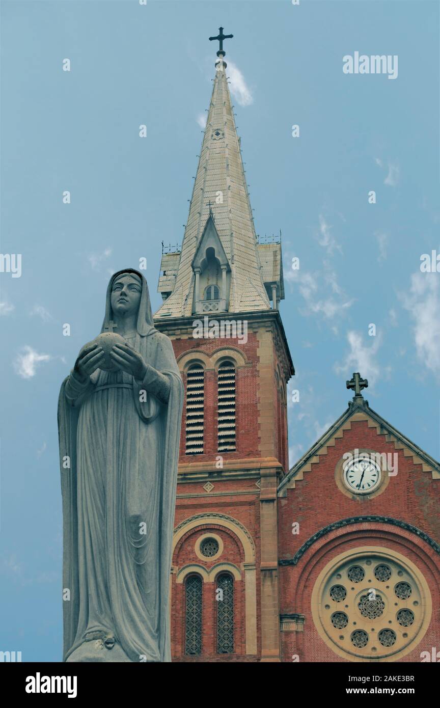 Statua della Vergine Mar davanti alla Cattedrale di Notre Dame di Saigon, nella città di Ho Chi Minh, Vietnam Foto Stock