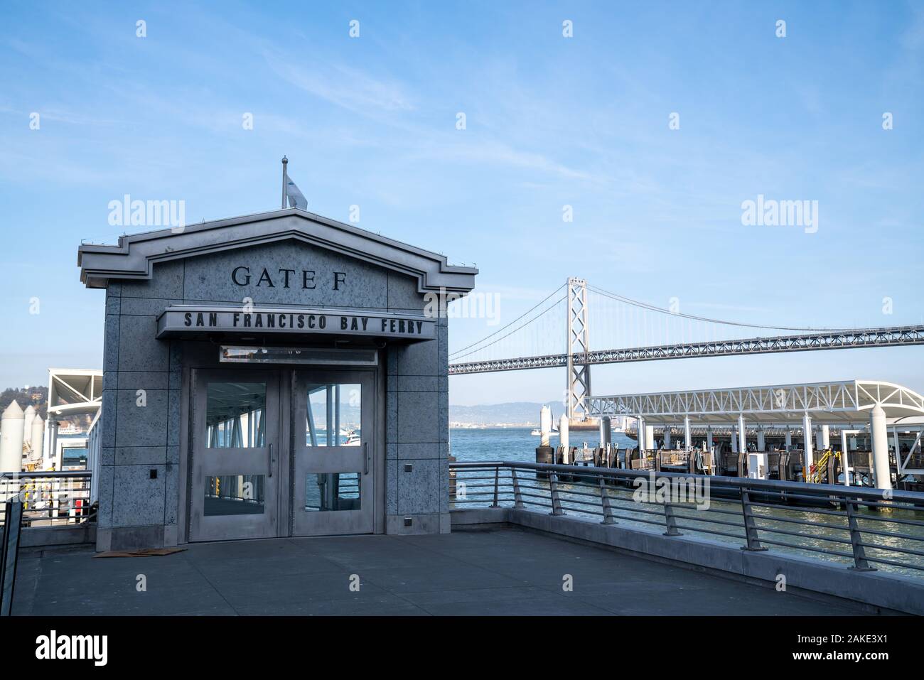 La baia di San Francisco Ferry Gate F posizione di arresto con il Bay Bridge in background Foto Stock