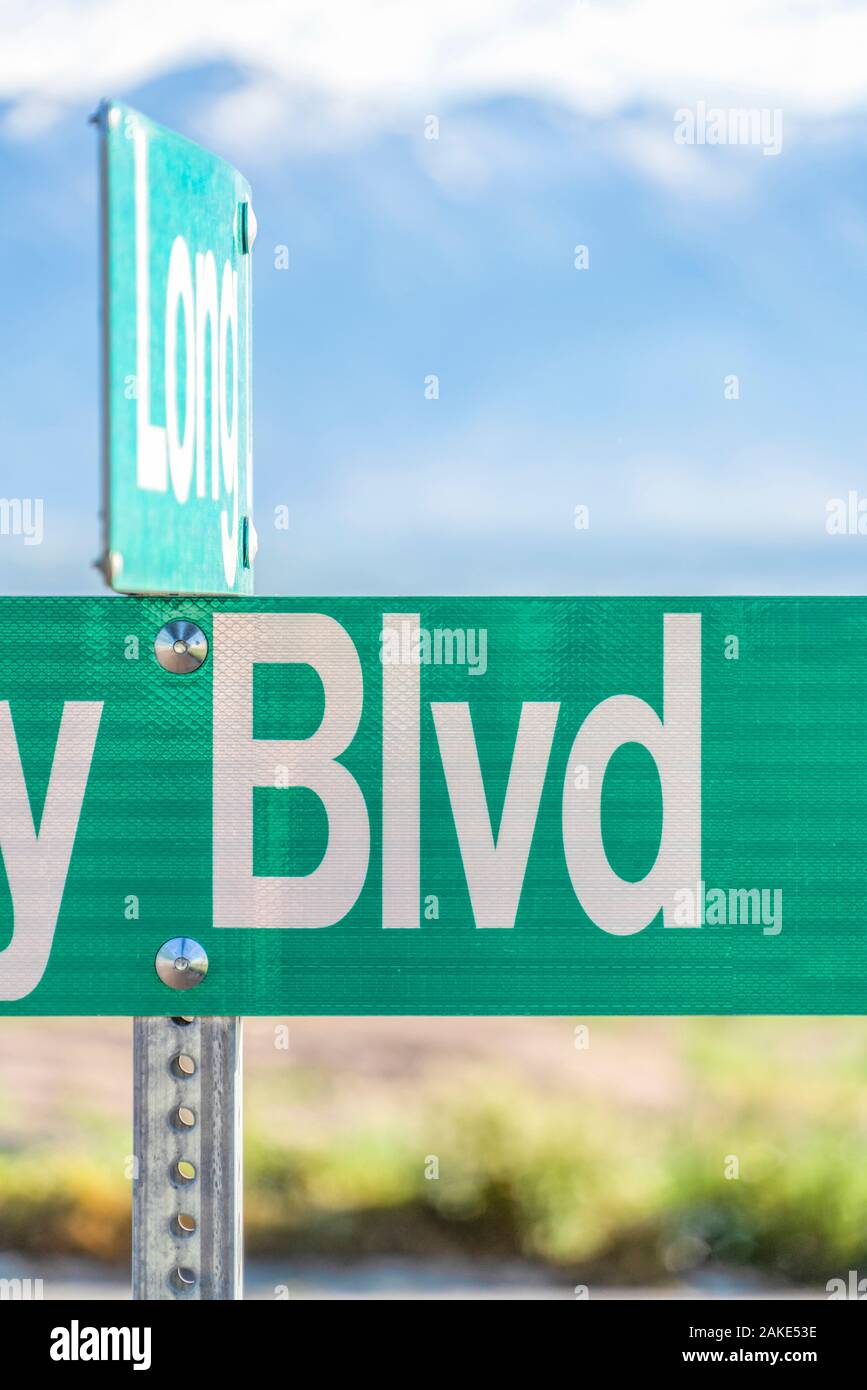 Messa a fuoco selettiva su un verde e strada bianca strada segno che legga Blvd Foto Stock