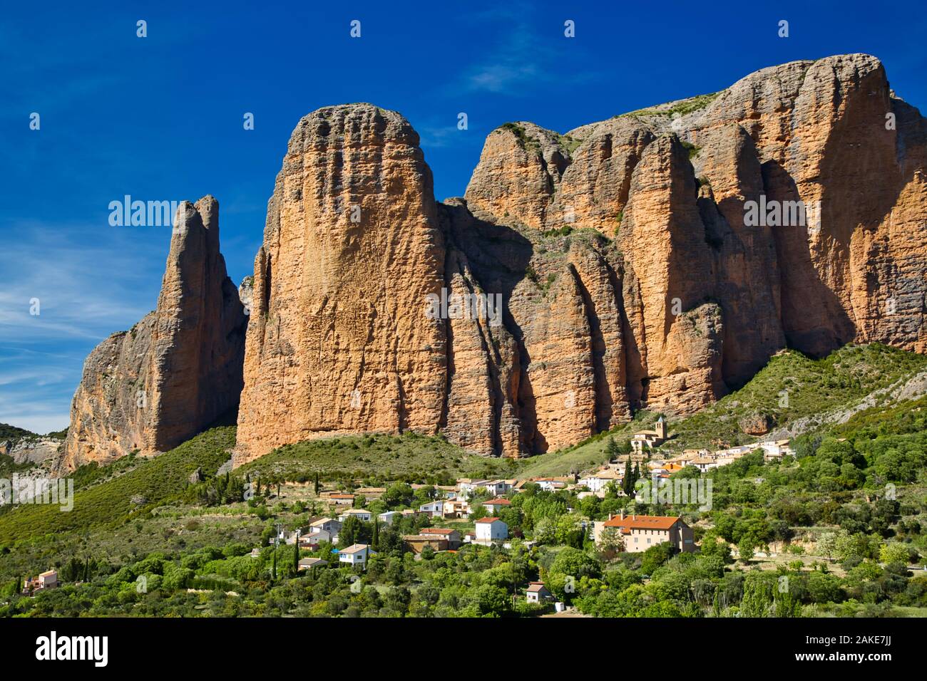 Los Mallos de Riglos, rocce scolpite in Aragona, Spagna. Foto Stock