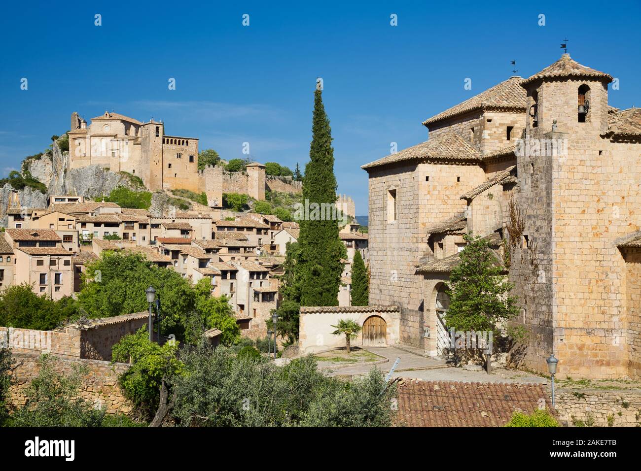 Vista sulla città medievale di Alquezar in Aragona, Spagna. Sulla collina si trova la Colegiata de Santa Maria, in primo piano la Iglesia de San Miguel. Foto Stock