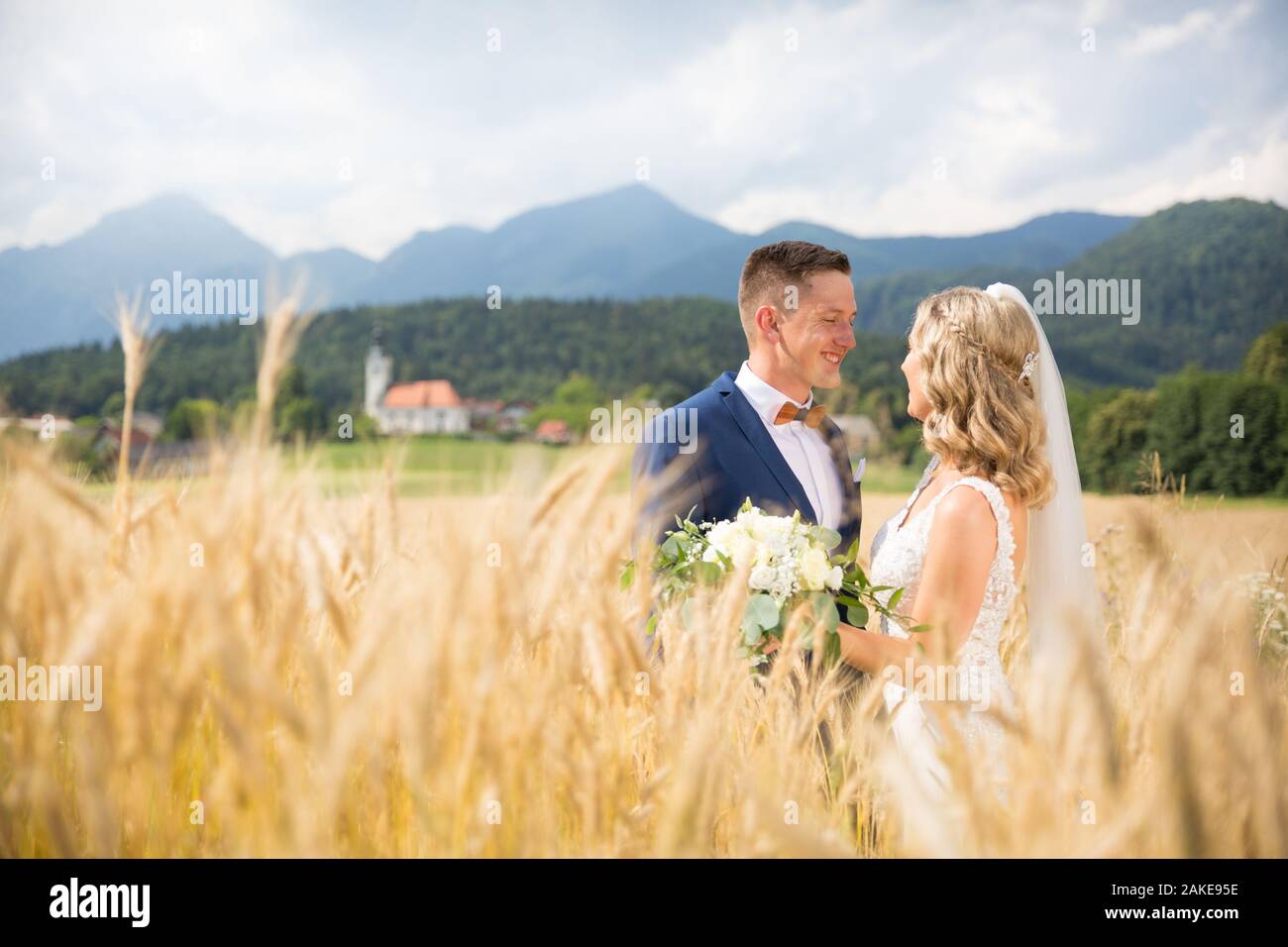 Matrimonio in campagna immagini e fotografie stock ad alta risoluzione -  Alamy