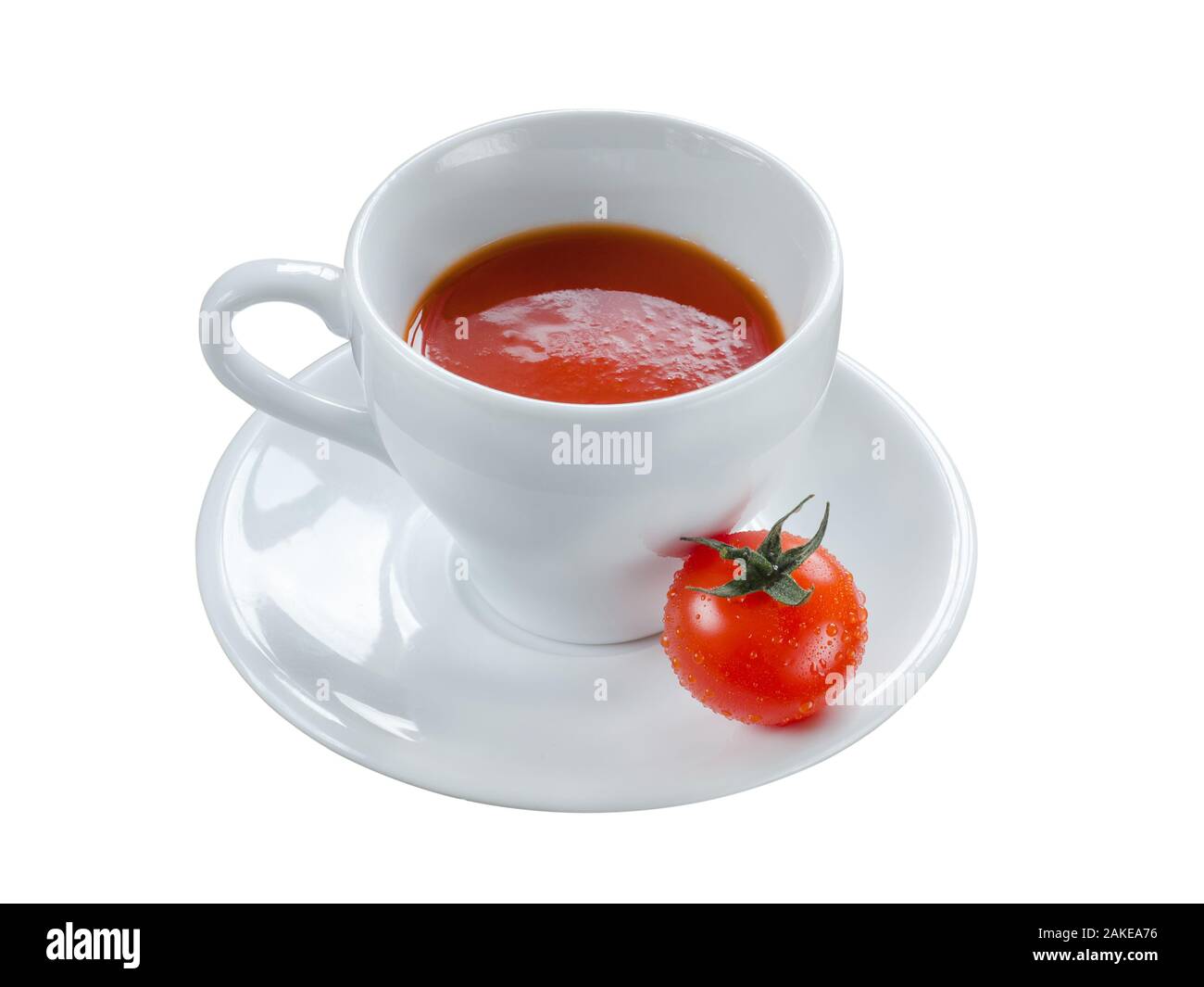 Un cerchio pieno di succo di pomodoro con pomodori isolati su sfondo bianco Foto Stock