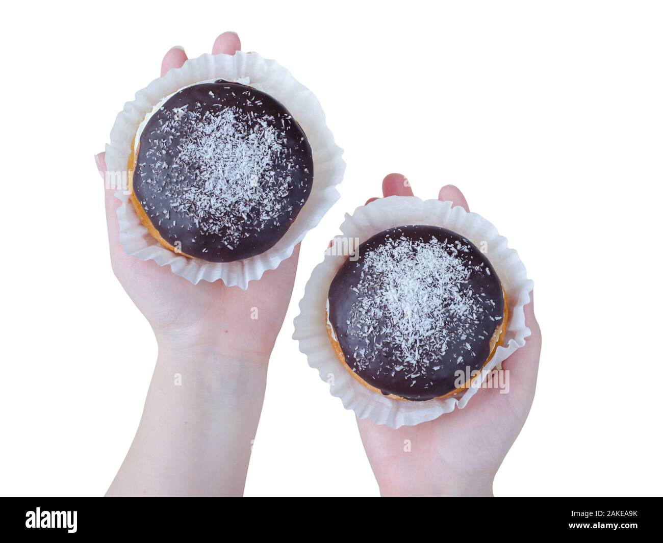 Torte con cioccolato sulla donna mani isolati su sfondo bianco. Foto Stock