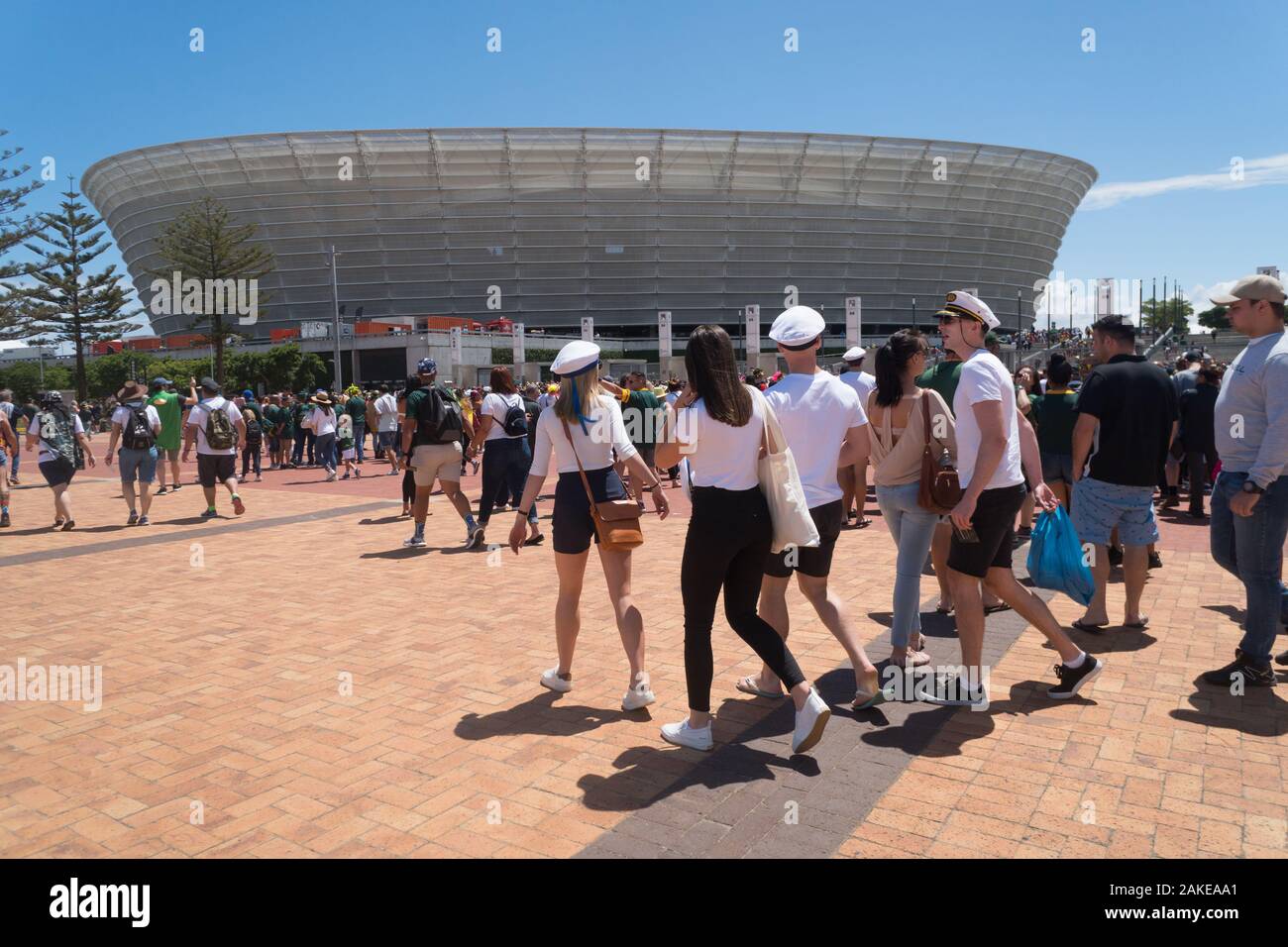 Cape Town Stadium, Green Point, Sud Africa, dove una folla di gente che arriva a sostenere la loro squadra durante il torneo internazionale di rugby a sette o evento sportivo Foto Stock