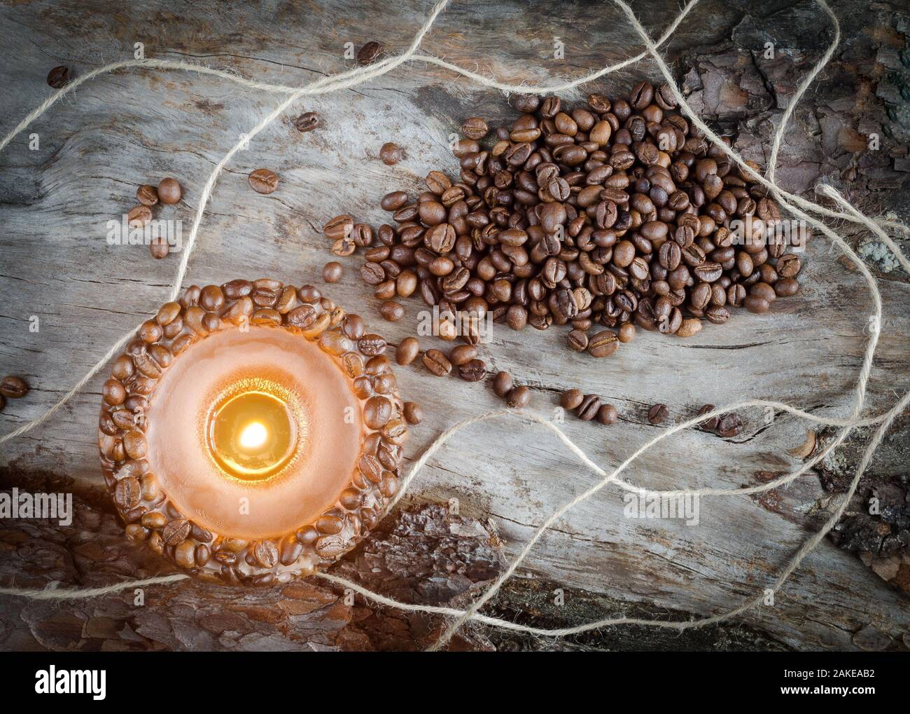 La masterizzazione di caffè aromatico candela e i chicchi di caffè, close-up Foto Stock