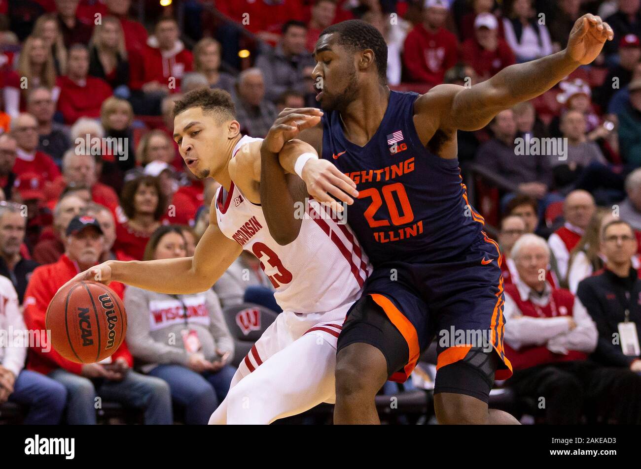 Madison, WI, Stati Uniti d'America. Gen 8, 2020. Wisconsin Badgers guard Kobe re #23 è imbrattata la guida per il cestello durante il NCAA pallacanestro tra l'Illinois Fighting Illini e Wisconsin Badgers a Kohl Center a Madison, WI. John Fisher/CSM/Alamy Live News Foto Stock