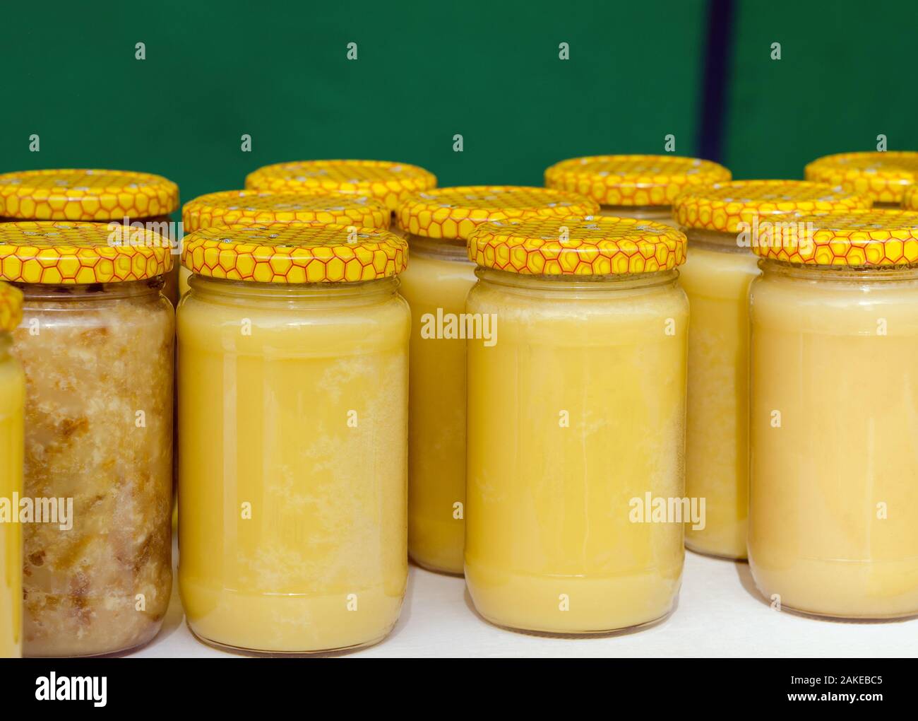 Un sacco di vasi di vetro con miele closeup. Foto Stock