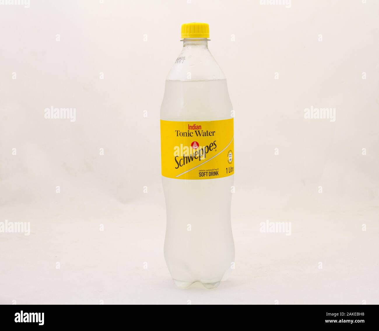 Alberton, Sud Africa - una bottiglia di Schweppes Indian tonic acqua isolato su una chiara immagine di sfondo in formato orizzontale con spazio di copia Foto Stock