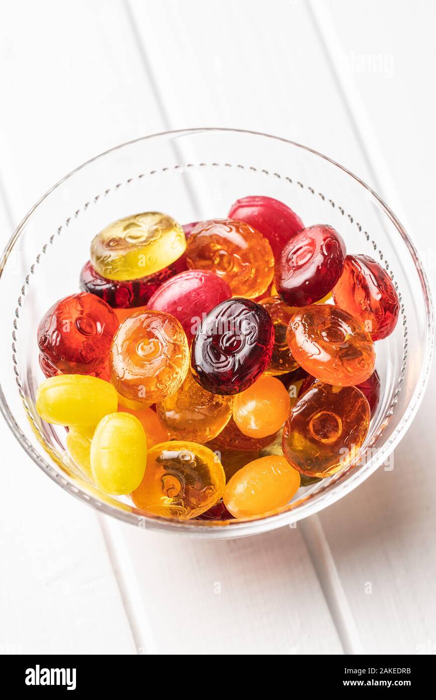 Dolci caramelle colorate nella ciotola. Foto Stock