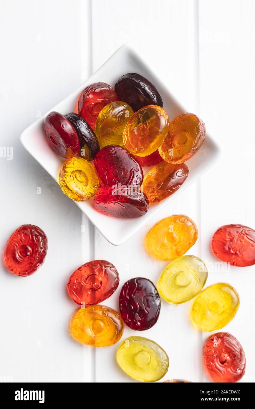 Dolci caramelle colorate. Bonbons di fruttato. Foto Stock