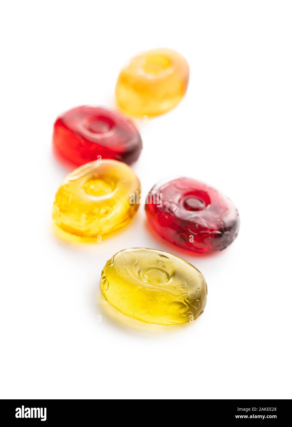 Dolci caramelle colorate isolati su sfondo bianco. Foto Stock
