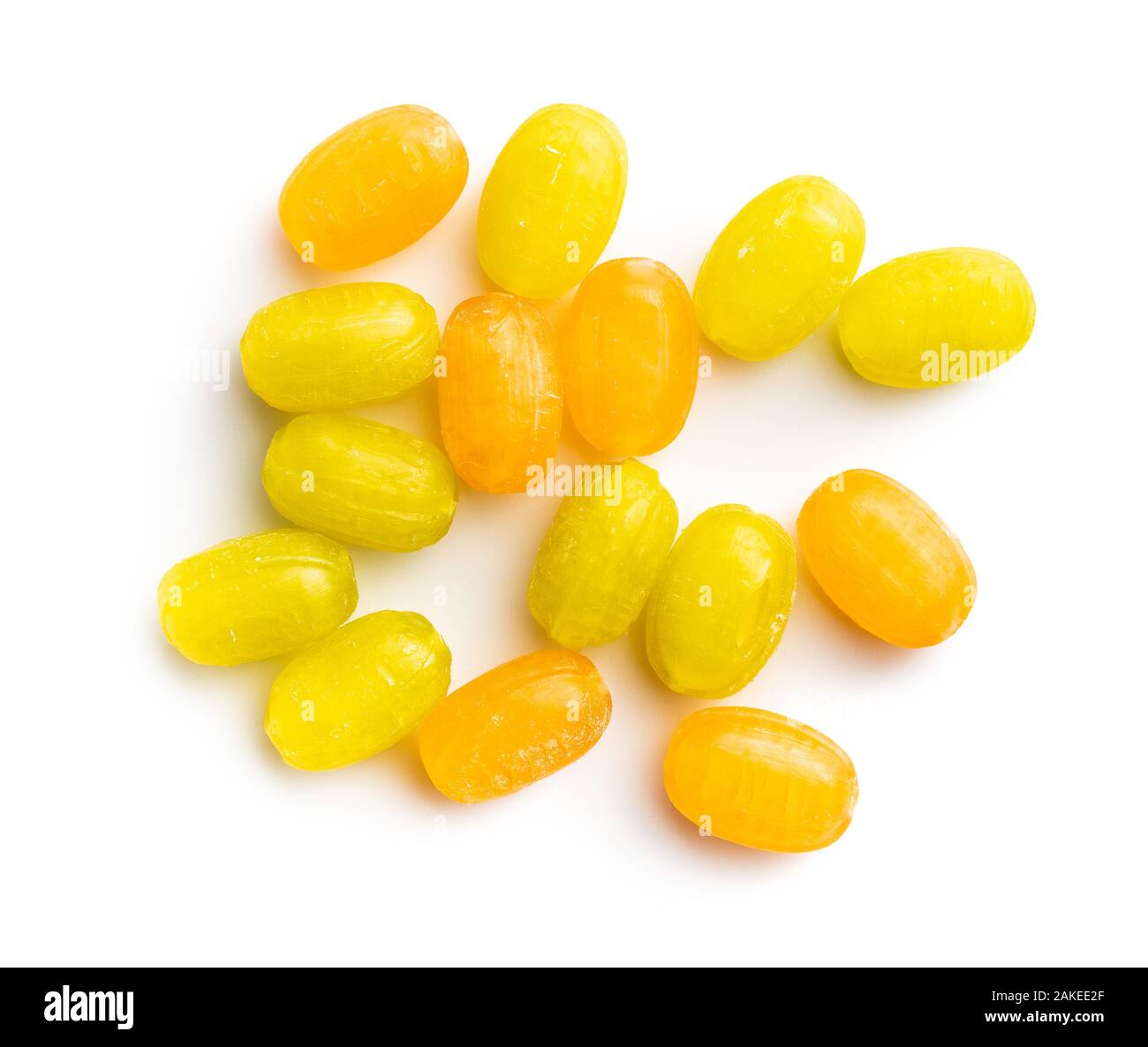 Dolci caramelle colorate isolati su sfondo bianco. Foto Stock