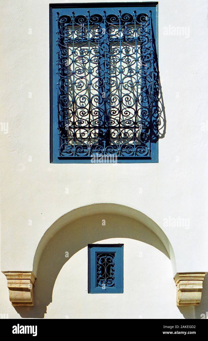 Finestra blu su un muro bianco, la vista firma di Sidi Bou Said, Tunisia Foto Stock
